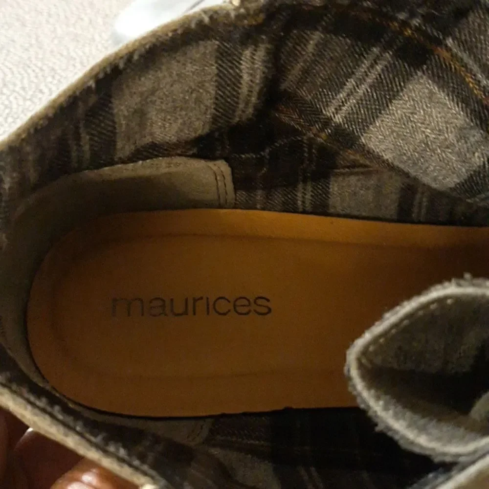 Maurice's size 8 lace up heal